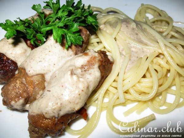 мясные пальчики с сырно-грибным соусом