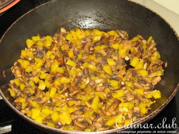 Запеканка в заварном тесте с кабачками и сосисками.