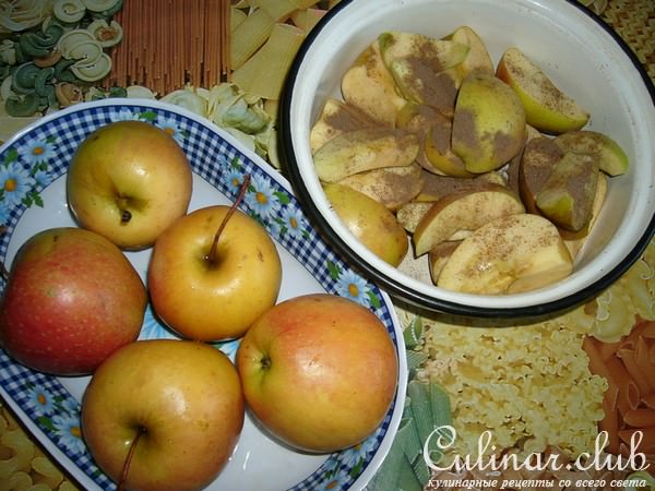 Утка, утомлённая с яблоками.