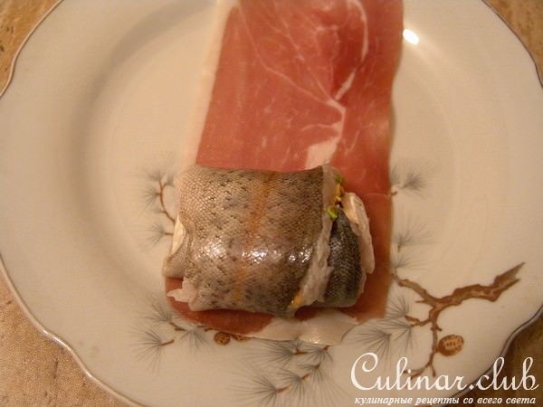 Форель с фисташками и сыром Бри