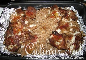 Маринованная свинина, запечённая с гречкой в фольге