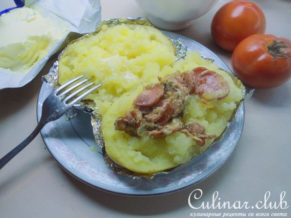 Картофель печёный, с горчичными сосисками.