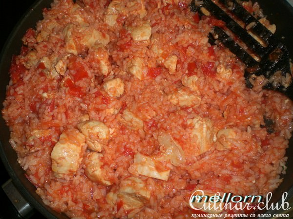 куриное филе с рисом и помидорами