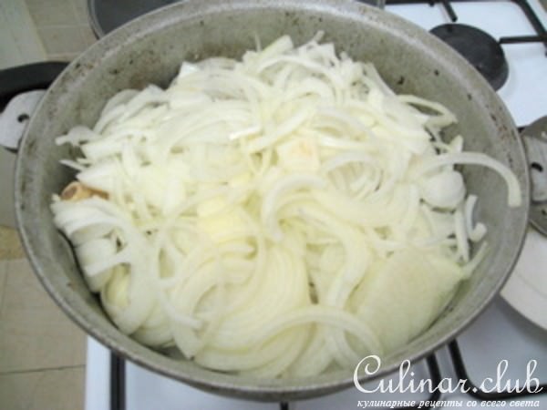Баранина с луковой подливой.