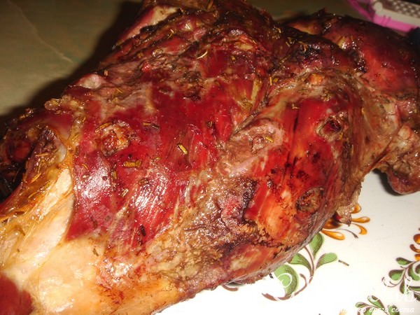 Запеченная нога ягненка (шпигованная)