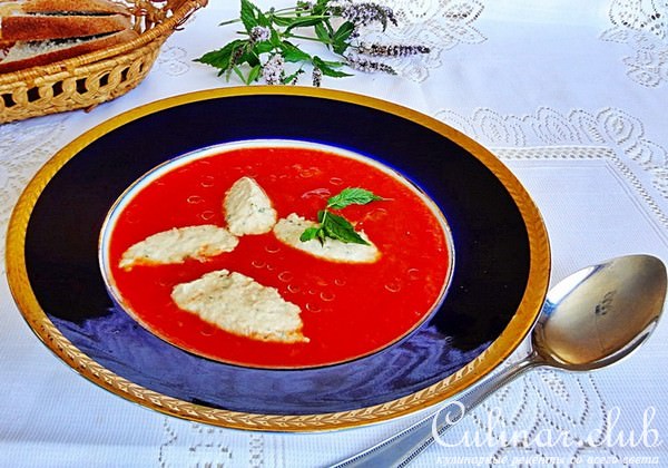Томатный суп из дыни с крабовым мясом.
