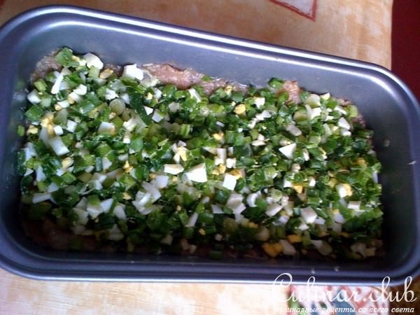 Рулет из фарша с яйцами