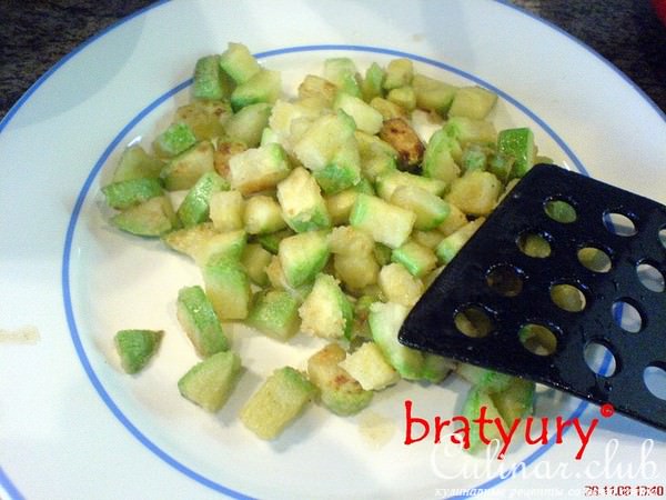 Яичница со свежим зелёным кабачком