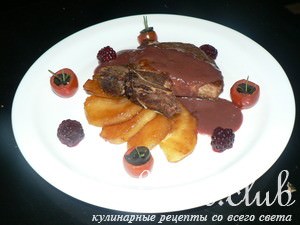 Свинина на косточке с карамелизоваными яблоками
