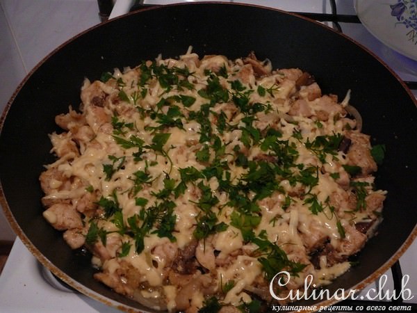 Куриная грудка, жареная с грибами