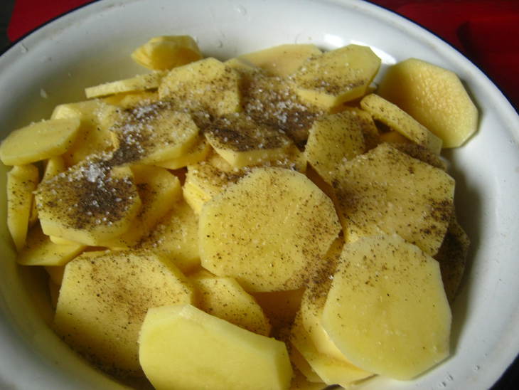 Картофель, запеченный в сливках с сыром и чесноком