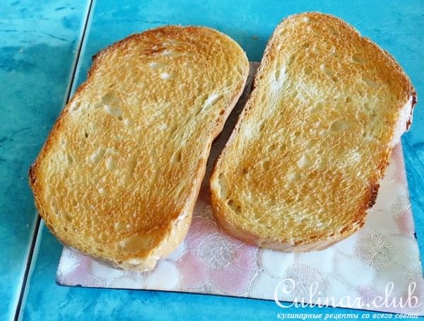 Брускеты с беконом и яйцом -пашот. 