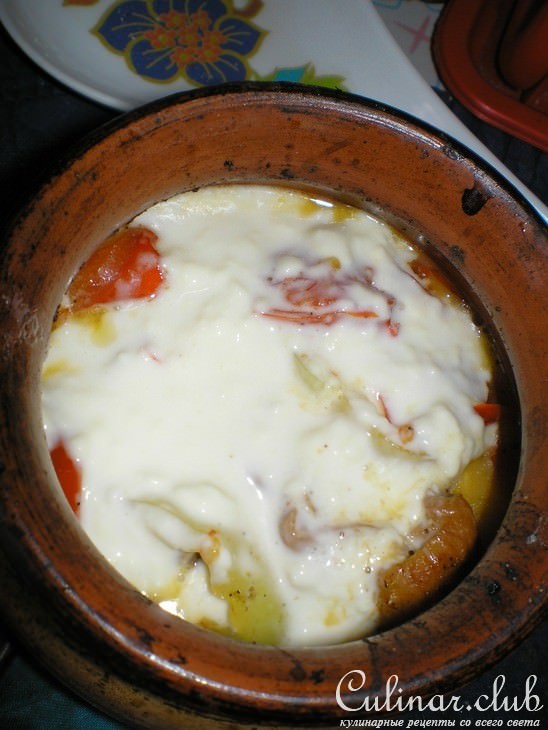 Куриные бедрышки в горшочке под сырным соусом
