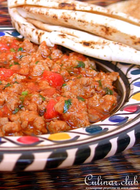 Мясной фарш с чили перчиком и томатами
