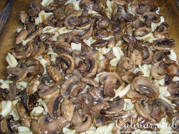 Макаронник с брынзой и грибами