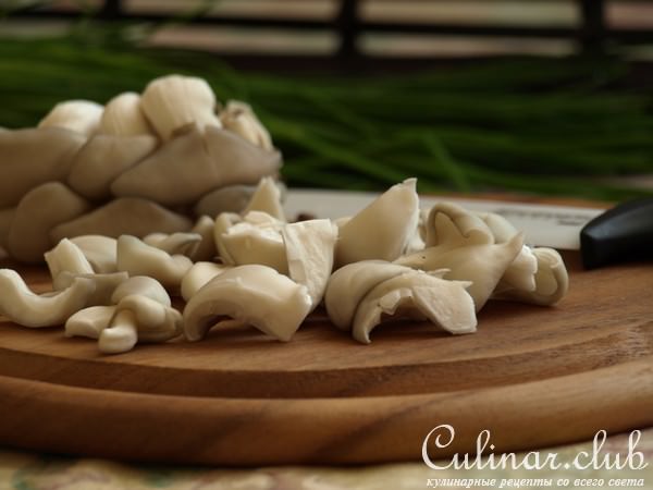 Курица с гречневой лапшой и вешенками