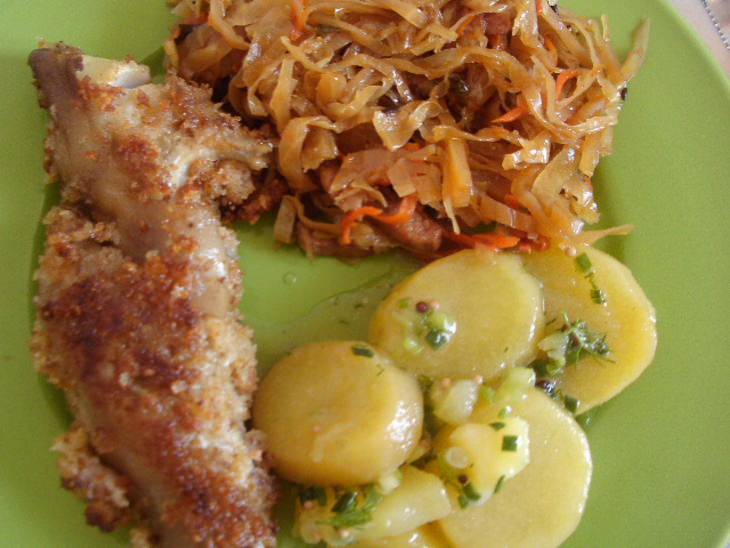 Ножки свиные в сухарях с тушеной капустой и картофельным салатом. Для моих подруг из Германии.