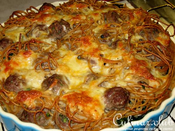 Спагетти из цельного зерна со шпинатом и мясными фрикадельками