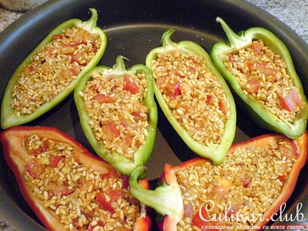 Перец, наполненный рисом и запечённый в духовке