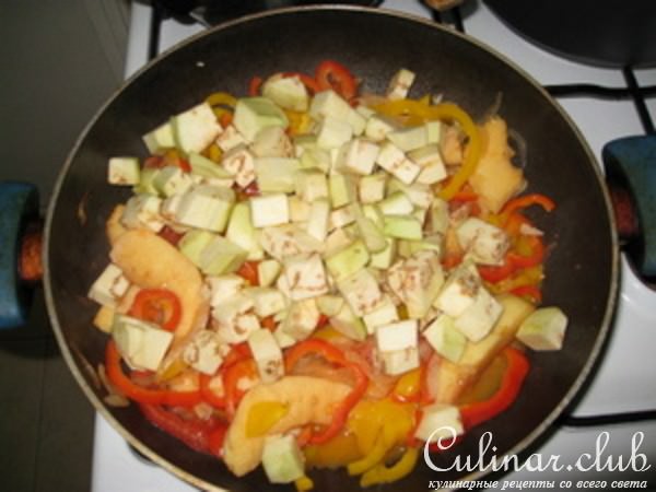 Куриная грудинка с айвой и баклажаном