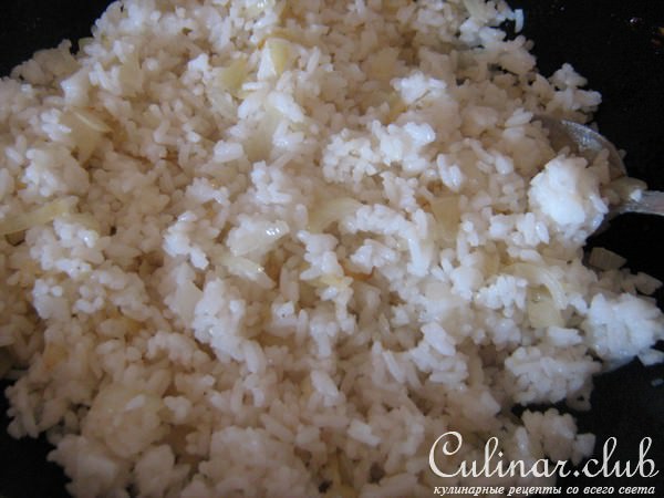 Яйца с рисом,запечённые в соусе из шампиньонов.