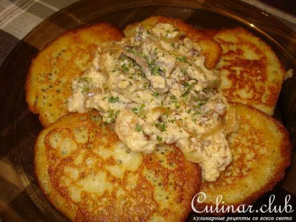 Заварные картофельные оладьи с мясным соусом"мачанка"