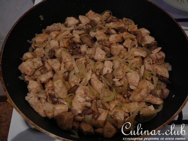 Куриная грудка, жареная с грибами