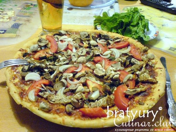 Pizza tre formaggi e due pancetta (Пицца с тремя сырами и двумя беконами)