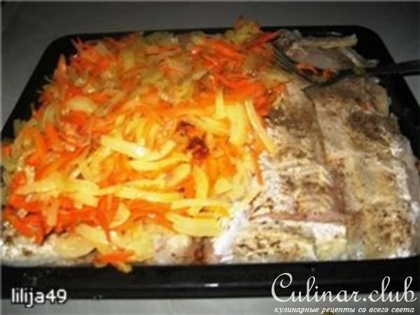Рыба в тёплой постельке,запечённая с луком и морковью или "спи, моя радость, усни"