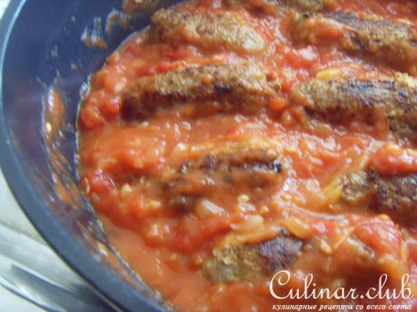 Соус "бегенди"-пюре из баклажанов с мясными рулетиками в томатном соусе.