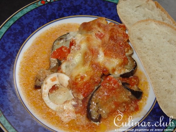 Запечённые баклажаны с моццареллой и яйцами.