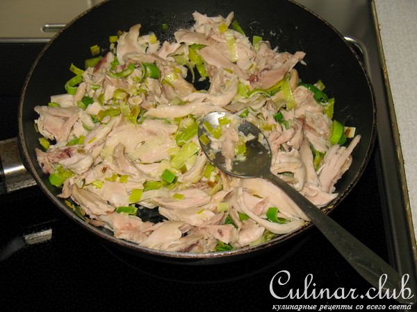Картофельный «пирог» с курицей и пореем.