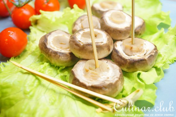 Шампиньоны в винных парах и розмариновом дыму с ореховым маслом.