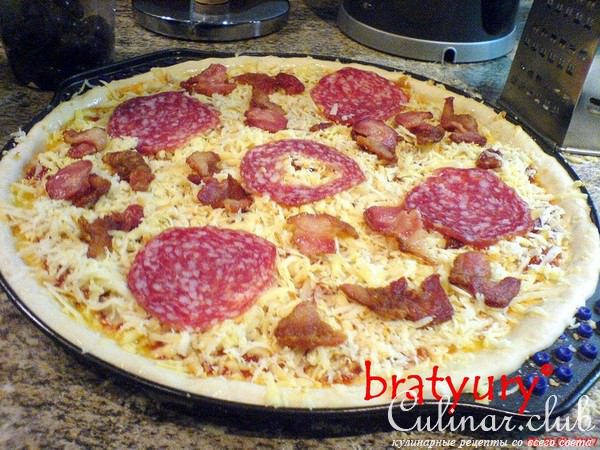 Pizza tre formaggi e due pancetta (Пицца с тремя сырами и двумя беконами)