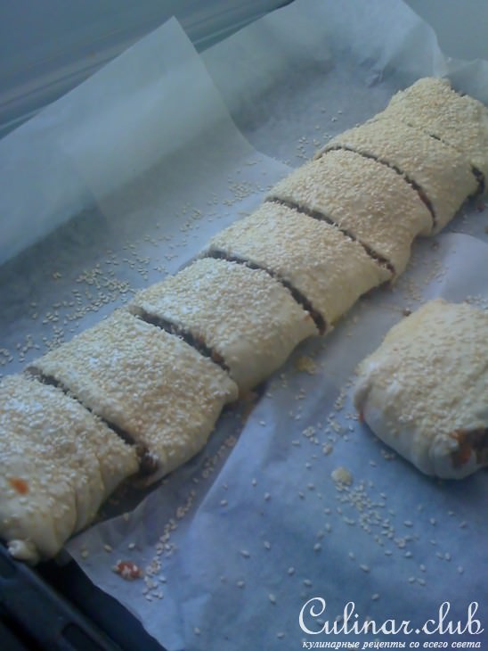 Бурекас с мясом и соусом по-югославски