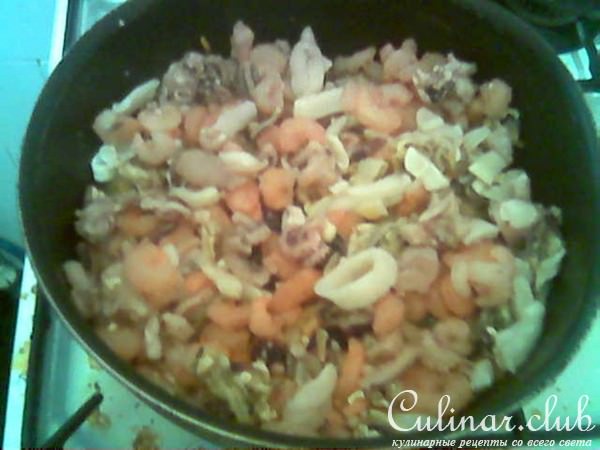 Черный ризотто с морепродуктами