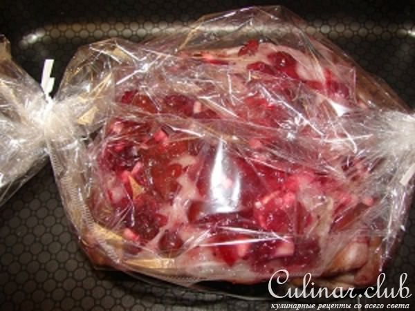 Мясо, запечённое с клюквой