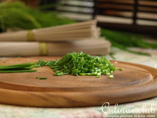 Курица с гречневой лапшой и вешенками