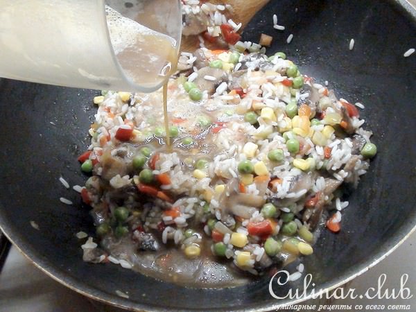 Рис с грибами и овощами в азиатском стиле.