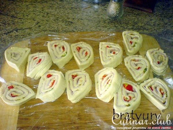 Улитки из слоёного теста с беконом