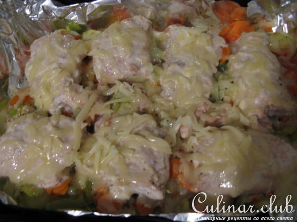 Лосось в горчично-майонезном соусе запечёный с овощами