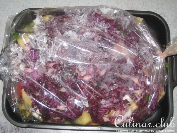 Мяско с овощами и с фиолетовой капустой,с солеными огурчиками из рукава.