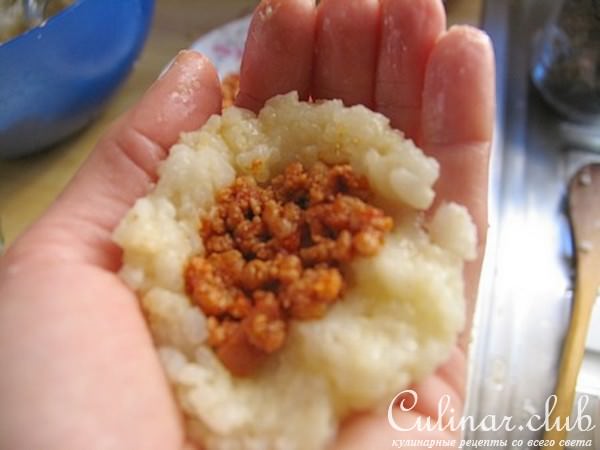 Рисовые крокеты с начинкой из фарша и моцареллы