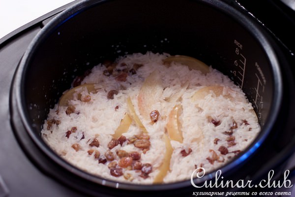 Рисовая каша с яблоками, изюмом и корицей