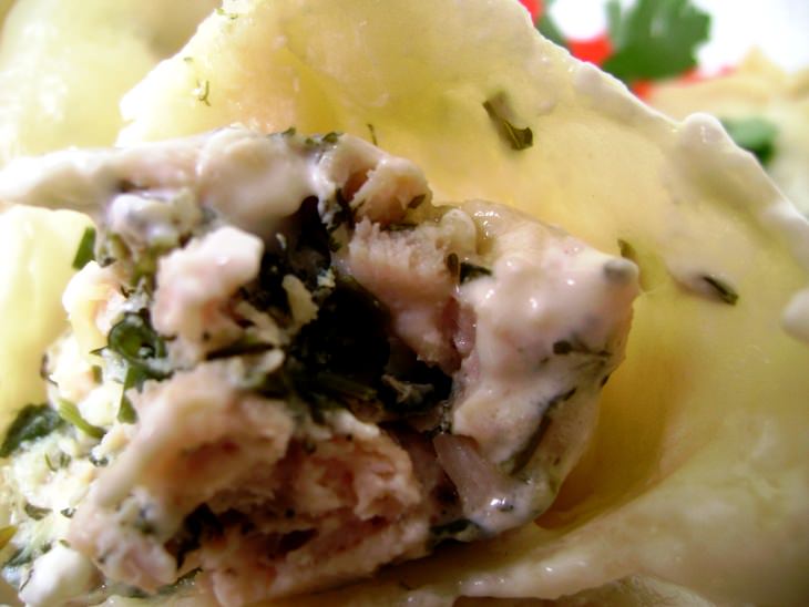 Мантошки с сыром, зеленью и куриным филе.