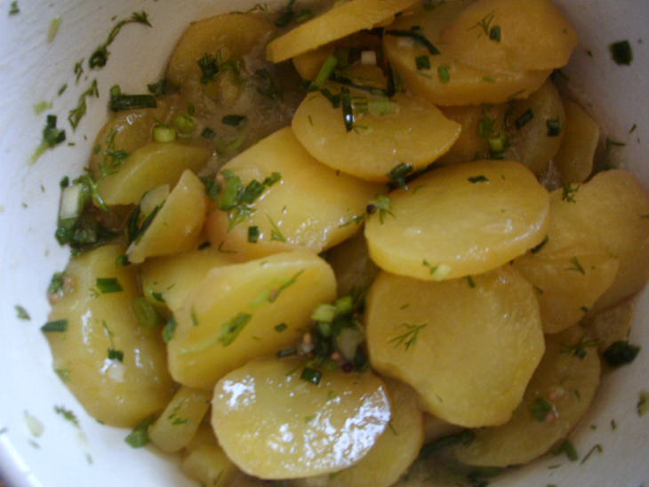 Ножки свиные в сухарях с тушеной капустой и картофельным салатом. Для моих подруг из Германии.