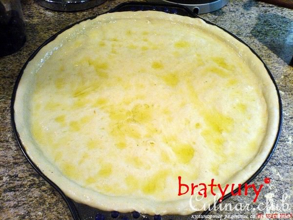 Pizza tre formaggi e due pancetta (Пицца с тремя сырами и двумя беконами)