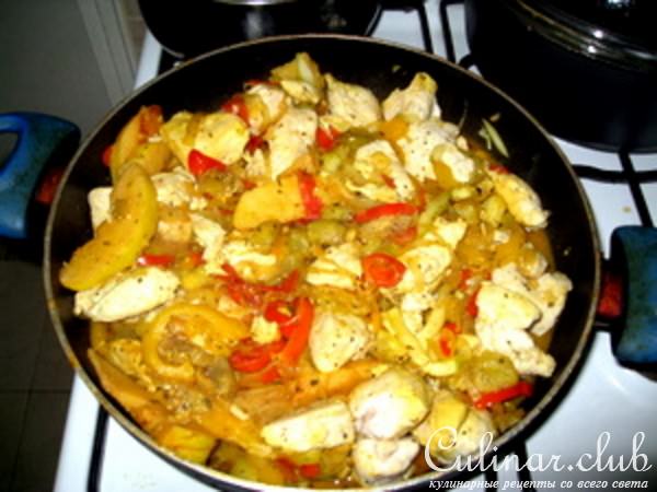 Куриная грудинка с айвой и баклажаном