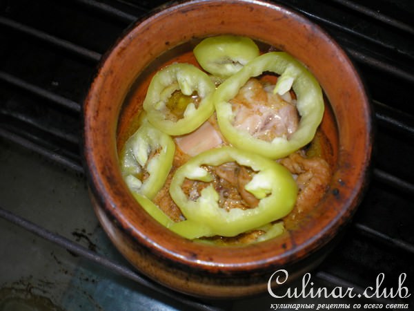 Куриные бедрышки в горшочке под сырным соусом