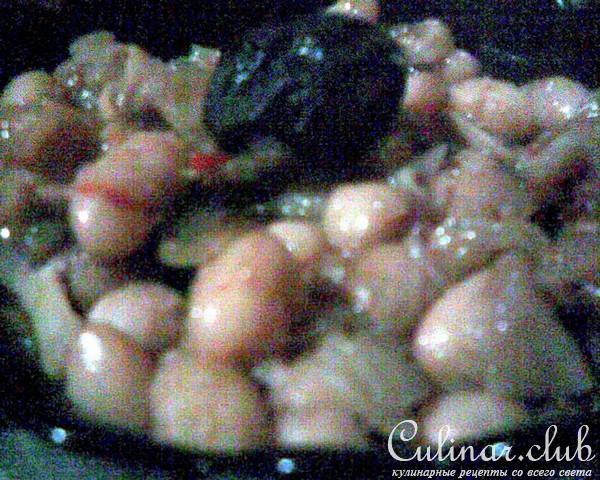 Фасоль, тушеная с черносливом и шампиньонами